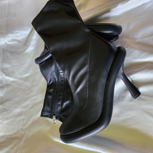 Elegant Black Women's Bubble Boots - Picture 8 of 10